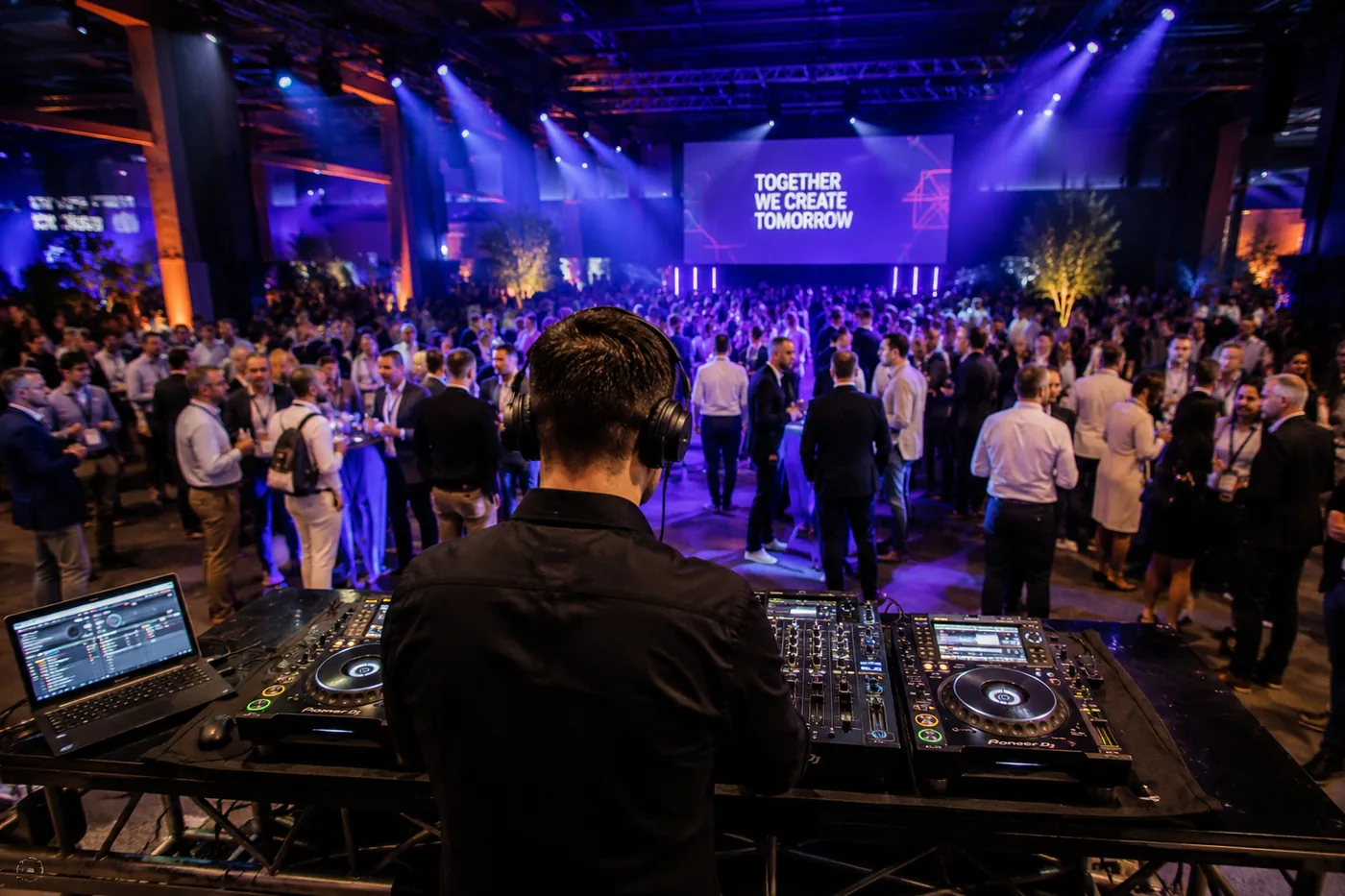 DJ face à plusieurs centaines d'invités lors d'une soirée d'entreprise