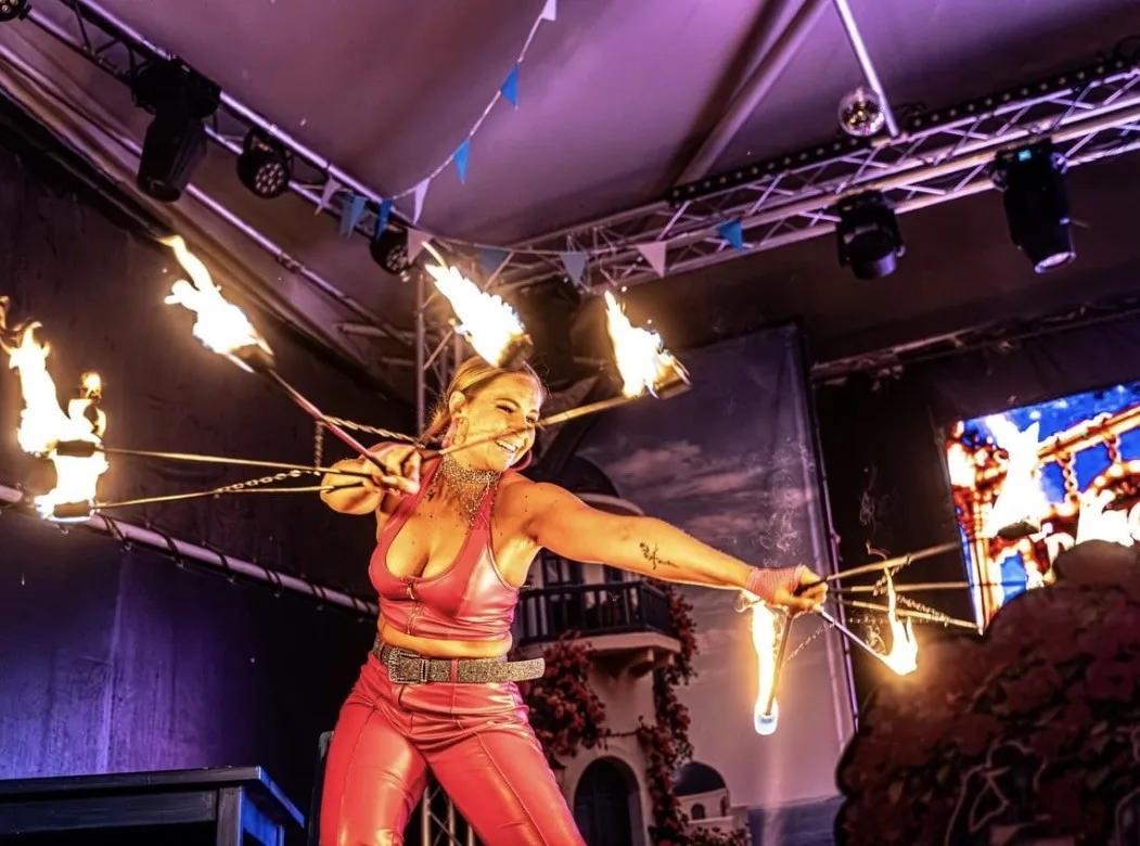 Artiste de feu en performance sous un chapiteau, lors d'une soirée en extérieur